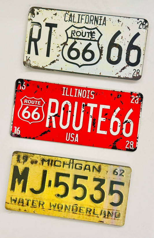 سه عدد تابلو چوبی دکوراتیو با طرح Route 66 و پلاک وینتیج میشیگان، با ظاهر و حس فلزی کلاسیک.