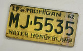 تابلو چوبی دکوراتیو پسرانه طرح جاده و پلاک ماشین کلاسیک وینتیج Route 66 و Michigan