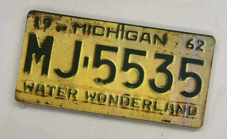 تابلو چوبی دکوراتیو پسرانه طرح جاده و پلاک ماشین کلاسیک وینتیج Route 66 و Michigan